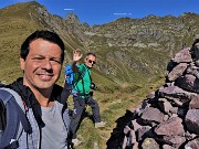 16 Dall'omone del Monte Foppa (1895 m) selfie con vista verso il Valletto e il Ponteranica